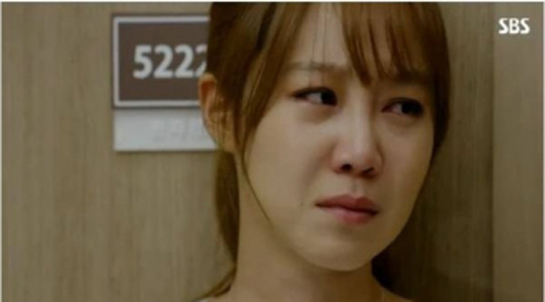 Vừa nhìn thấy ảnh chồng sắp cưới của đồng nghiệp, tôi hốt hoảng thở không ra hơi