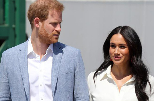 Vợ chồng Meghan Markle lại "muối mặt" khi bị chỉ trích trong hoạt động kiếm tiền đầu tiên ở Canada với lỗi sai cơ bản không thể chấp nhận nổi