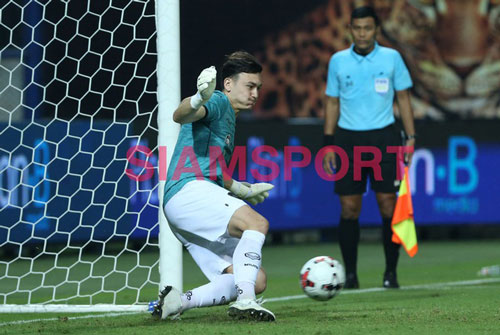 Báo Thái Lan thán phục tài bắt phạt đền của thủ môn Đặng Văn Lâm