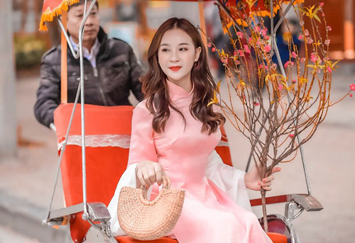 Hot girl ĐH Thương mại hóa cô Ba dịu dàng đón xuân