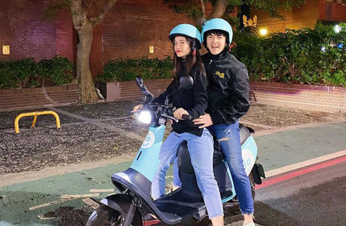 Đông Nhi - Ông Cao Thắng đúng chuẩn cặp đôi "xì tin" nhất Vbiz: U35 mà vẫn nhí nhố lái xe máy du xuân ở nước ngoài