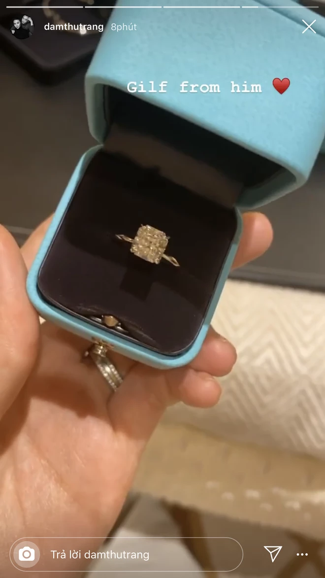 Đàm Thu Trang khoe nhẫn kim cương vừa được Cường Đô La tặng nhân dịp đầu năm mới.