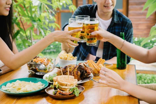 Là thư ký, cô làm sao có thể không uống một lon với khách? Ảnh minh họa Là thư ký, cô làm sao có thể không uống một lon với khách? Ảnh minh họa