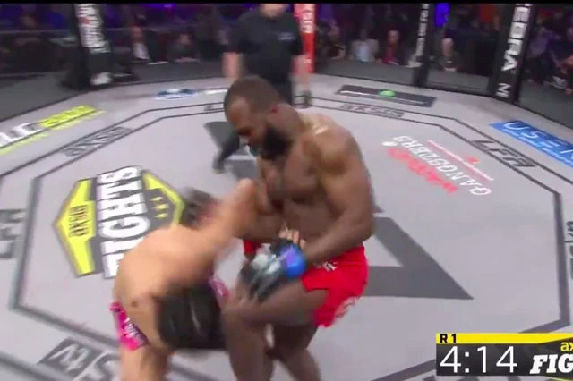 Darrius Flowers ra đòn hạ knock-out đối thủ.