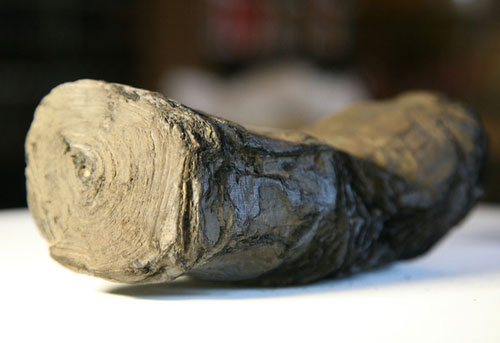 Các nhà khoa học dùng thứ ánh sáng "sáng hơn Mặt Trời 10 tỷ lần" để đọc cuộn giấy cổ ngàn năm tuổi