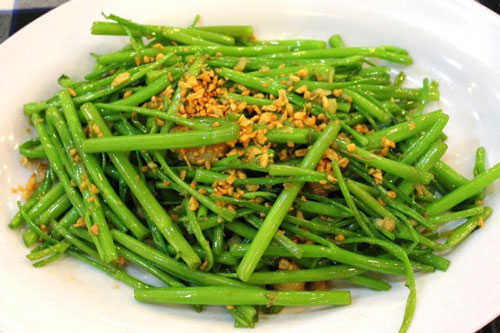 Mấy ai ngờ rau muống quen thuộc với mâm cơm lại có tác dụng chữa bách bệnh