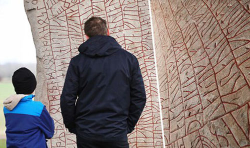 Tảng đá Viking chứa ký tự lạ tiết lộ tương lai của loài người