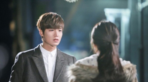 12 giờ đêm, vừa nghe tiếng chuông điện thoại, vợ lén ra ngoài đi tới sáng và bí mật ghê sợ đằng sau