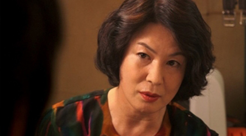 Vừa chê "vòng 3" lốp xịt, mẹ anh lại phản đối vì chê "vòng 1" "như tivi màn hình phẳng"