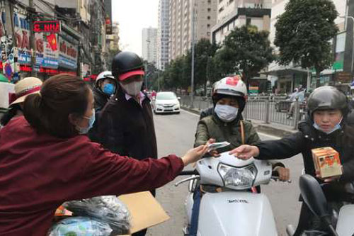 Gọi 113 hoặc quay video gửi công an nếu mua khẩu trang bị đẩy giá