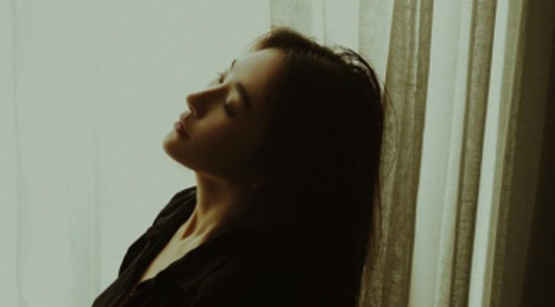 Đêm tân hôn, tôi nằm trên giường khóc rưng rức, còn chồng quỳ gối dưới đất cả đêm