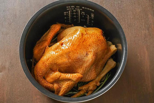 Bí quyết hấp gà bằng nồi cơm điện khiến cả nhà 'phát cuồng'