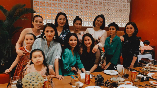 Hội bạn thân Hà Tăng tụ họp đông đủ tại buổi tiệc sinh nhật 1 tuổi của con gái Thân Thúy Hà.