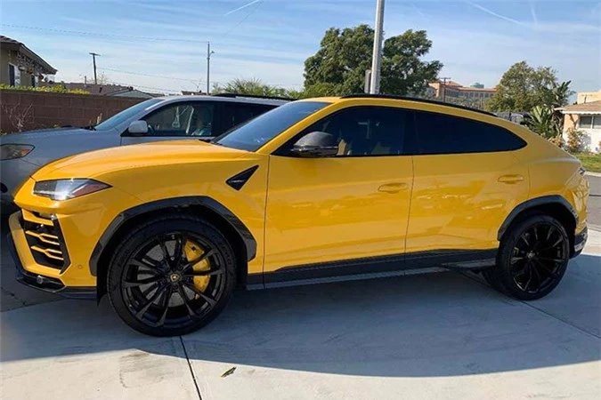 Con trai Bau Hien tau sieu SUV Lamborghini Urus hon 20 ty