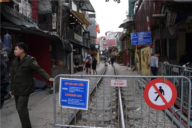 Dan mang noi gi truoc canh du khach bo lenh cam den voi cafe duong tau?-Hinh-3