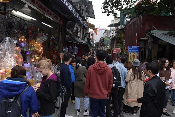 Dan mang noi gi truoc canh du khach bo lenh cam den voi cafe duong tau?-Hinh-6