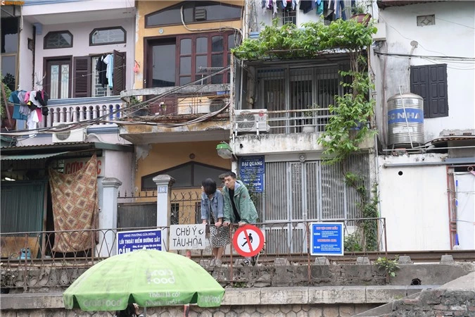 Dan mang noi gi truoc canh du khach bo lenh cam den voi cafe duong tau?-Hinh-8