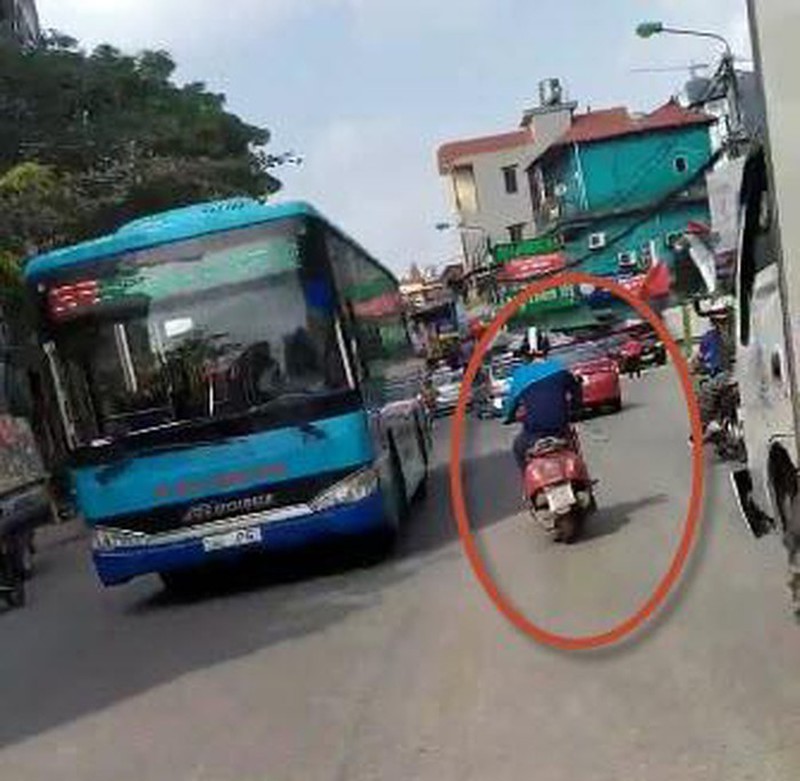 Người đàn ông giả vờ hết xăng để xin tiền nhưng lộ cái kết bất ngờ