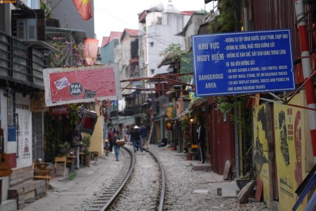 Dân mạng nói gì trước cảnh du khách bỏ lệnh cấm đến với cafe đường tàu?