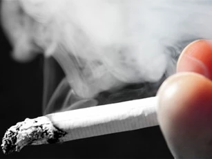 Mẹo khử mùi thuốc lá trên quần áo