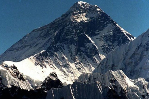 Cảnh quan đỉnh Everest thay đổi bất thường vì biến đổi khí hậu. (Ảnh: AP)