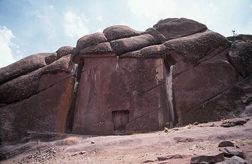 " Cánh cổng của các vị thần" hay còn gọi "Cổng Thần" được phát hiện gần vực núi Hayu Marca của Peru năm 1996.