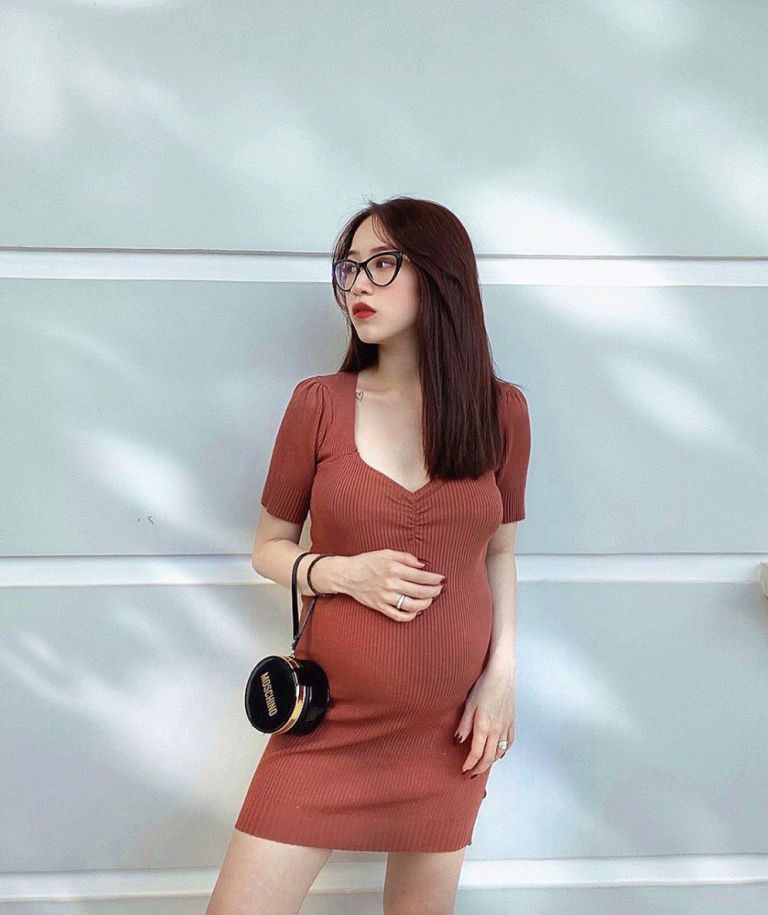 Bụng bầu vượt mặt, con gái Minh Nhựa vẫn xinh đẹp bất chấp