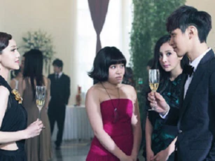 Bạn trai thân mật quá đà với tình cũ, cô gái vẫn mỉm cười, hết tiệc mới lạnh lùng “chốt hạ” bằng 4 từ