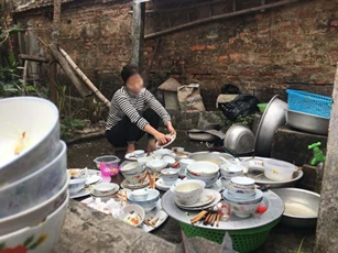 Về quê người yêu ăn giỗ phải rửa 10 mâm bát, cô gái tuyên bố thế này khiến mẹ chông tương lai "tối sầm mặt"