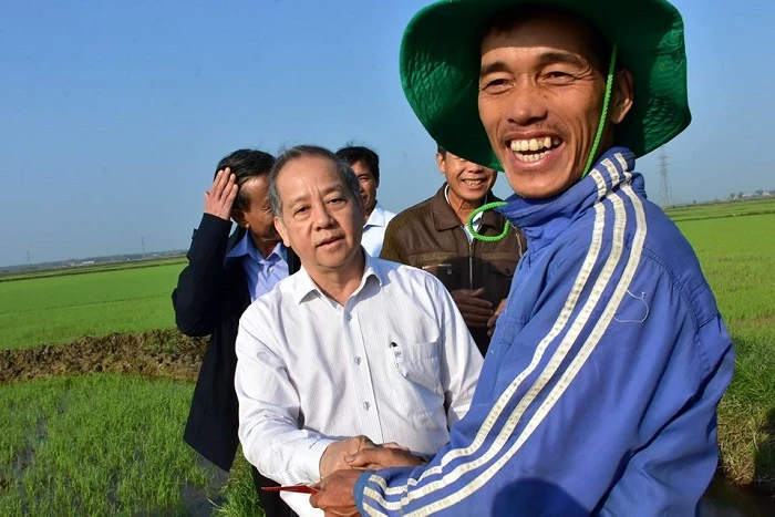 Bà con nông dân vui mừng khi Chủ tịch UBND tỉnh Phan Ngọc Thọ đến thăm tại đồng ruộng