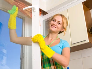 Mẹo làm sạch cửa kính chỉ mất 5 phút