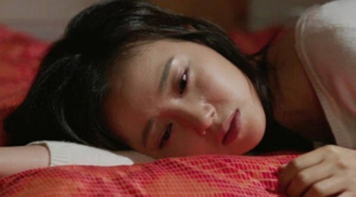 Nhìn thấy vợ đau quằn quại dưới đất, anh chép miệng: "Cô không phải giả vờ, giả vịt"