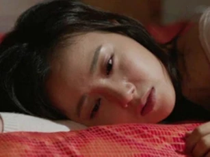 Nhìn thấy vợ đau quằn quại dưới đất, anh chép miệng: "Cô không phải giả vờ, giả vịt"