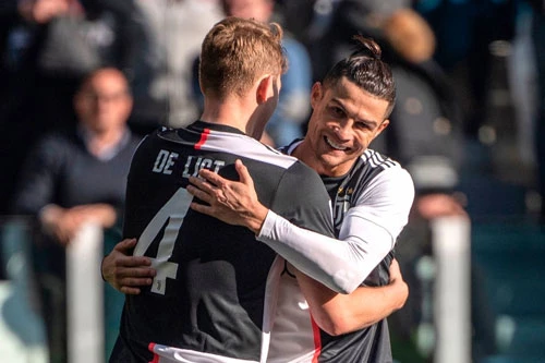 De Ligt và Ronaldo là những người lập công cho Juve. Ảnh: Getty.