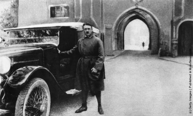 Khoảnh khắc cực độc trùm phát xít Hitler trước khi nổi tiếng - Hình 10 Khoanh khac cuc doc trum phat xit Hitler truoc khi noi tieng-Hinh-10