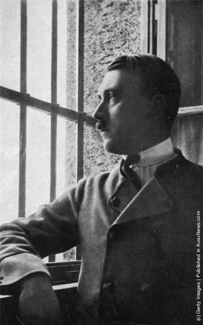 Khoảnh khắc cực độc trùm phát xít Hitler trước khi nổi tiếng - Hình 8 Khoanh khac cuc doc trum phat xit Hitler truoc khi noi tieng-Hinh-8