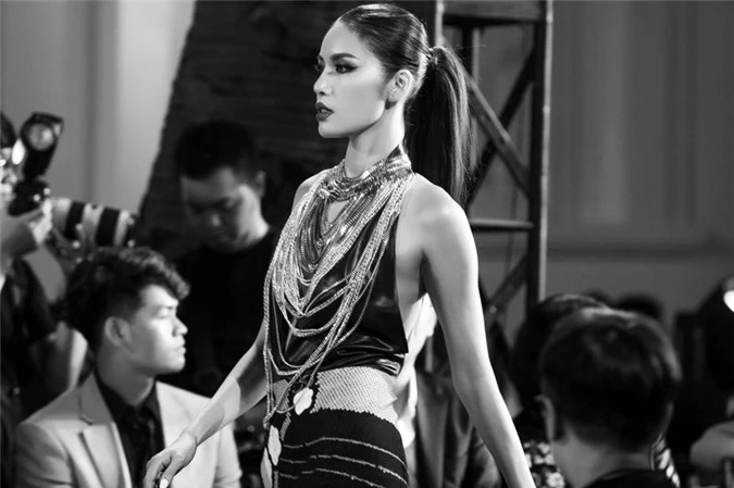 minh tú đẹp lộng lẫy như bà hoàng khi trình diễn áo dài hình 14 minh tu dep long lay nhu ba hoang khi trinh dien ao dai hinh 14