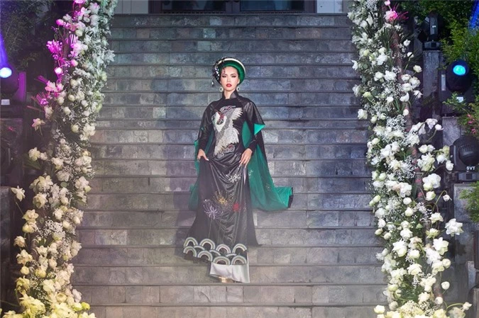 minh tú đẹp lộng lẫy như bà hoàng khi trình diễn áo dài hình 5 minh tu dep long lay nhu ba hoang khi trinh dien ao dai hinh 5