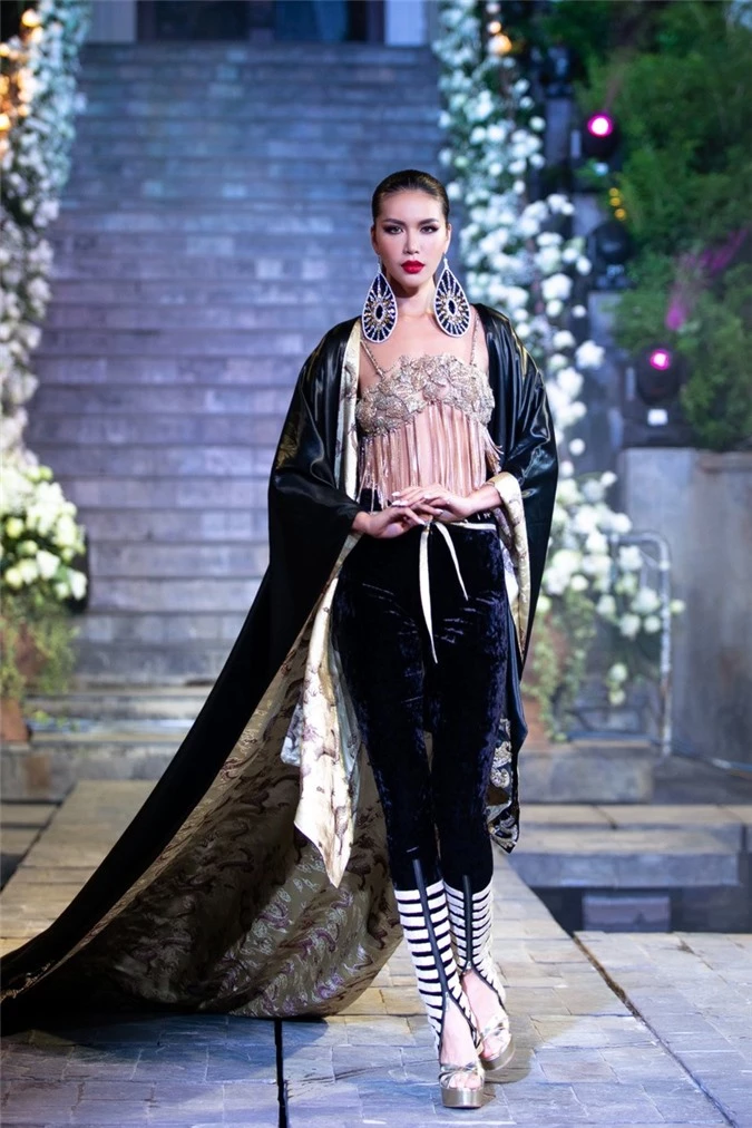 minh tú đẹp lộng lẫy như bà hoàng khi trình diễn áo dài hình 7 minh tu dep long lay nhu ba hoang khi trinh dien ao dai hinh 7