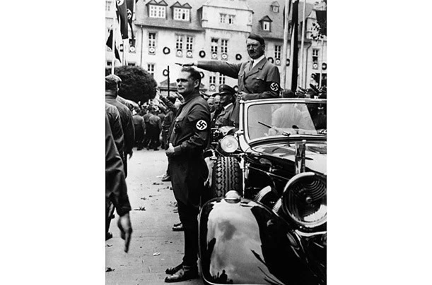 Trùm Hitler suýt bị một dân thường giết chết như thế nào? - Hình 3 Trum Hitler suyt bi mot dan thuong giet chet nhu the nao?-Hinh-3