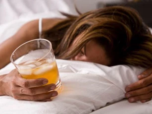 Nữ Việt kiều về nước, khóc không thành tiếng vì bị lừa tình, tiền