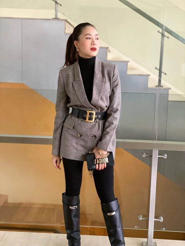 Hồng Diễm ghi điểm mạnh mẽ khi diện lên set đồ với phong cách cực sành điệu, cá tính. Hồng Diễm ghi điểm mạnh mẽ khi diện lên set đồ với phong cách cực sành điệu, cá tính.
