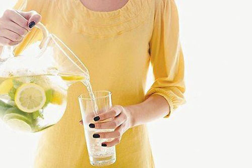 Uống nước chanh tưởng giảm cân ai ngờ hại nhiều không tưởng