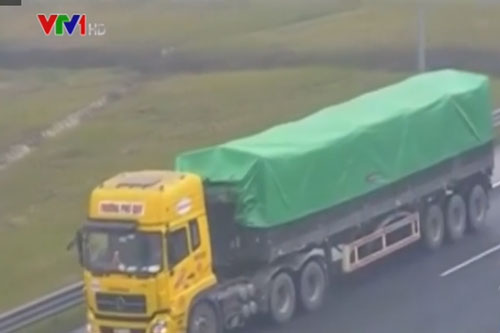 Phạt 17 triệu đồng, tước bằng lái 5 tháng đối với tài xế xe đầu kéo đi lùi trên cao tốc