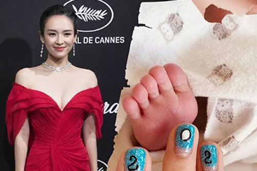 Chương Tử Di khoe ảnh đầy tháng con trai