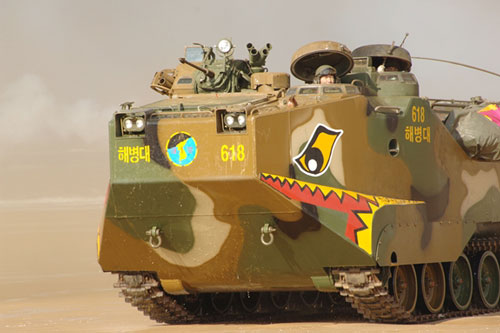 Hàn Quốc giới thiệu xe bọc thép lội nước nội địa mới