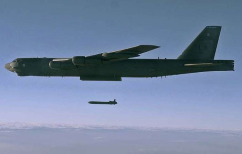 Loại bỏ bom hạt nhân, B-52 vẫn giữ lại "cánh tay tử thần" AGM-86B