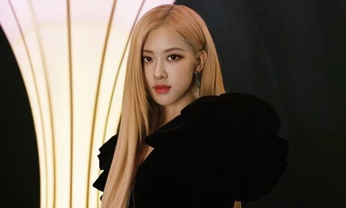 Rosé (Black Pink): Vốn sở hữu nhan sắc và vóc dáng không thua kém các thành viên trong nhóm song bắt đầu từ MV Kill This Love cùng sự thay đổi sang màu tóc vàng kim, Rosé mới bắt đầu được khán giả chú ý về ngoại hình được ví như nữ thần. Nổi tiếng với nét đẹp nữ tính, kiêu sa song khi khoác lên mình những bộ trang phục đen, Rosé lại tỏa ra sức hút đầy mê hoặc được ví như thiên nga đen của Kpop.