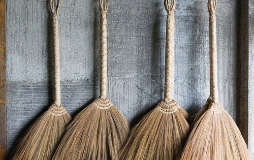 Cứ tiện tay để chổi như thế này bảo sao cả năm kém may mắn, tài lộc mãi không về