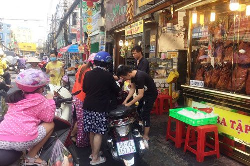 Ngày vía Thần tài, cửa hàng heo quay, vịt quay bán được cả trăm triệu đồng
